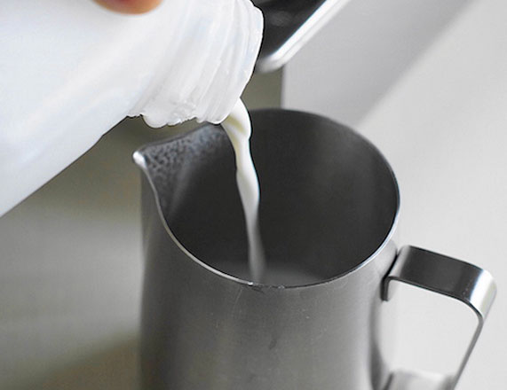 نحوه گرم کردن شیر برای نوشیدنی فلت وایت