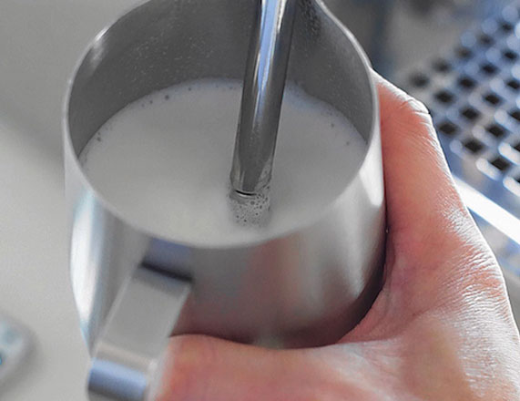 گرم کردن شیر با دستگاه اسپرسوساز برای نوشیدنی فلت وایت