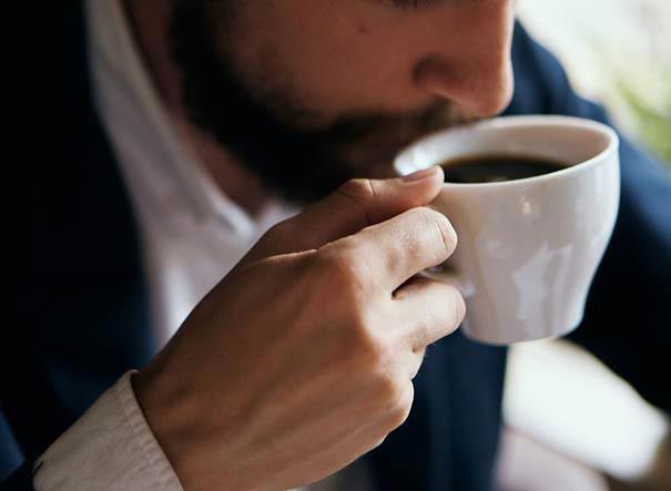 تصویری از فردی در حال نوشیدن قهوه