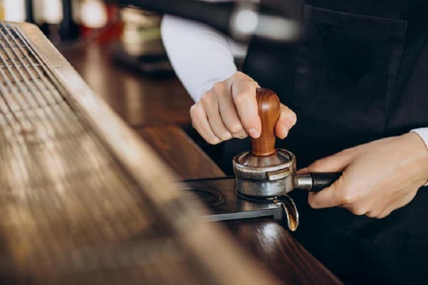 آسیاب قهوه را می‌توان به صورت دستی انجام داد تا طعم آن طبیعی‌تر باشد