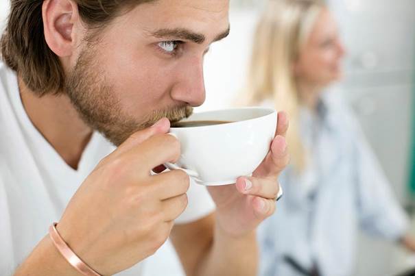 تصویری از فردی در حال نوشیدن قهوه با نارگیل