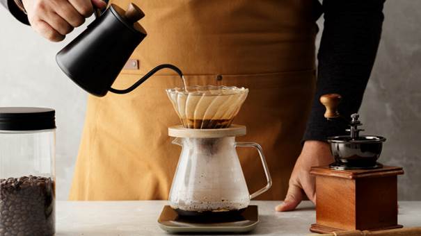 تصویری از دم کردن قهوه برای ایس کافی