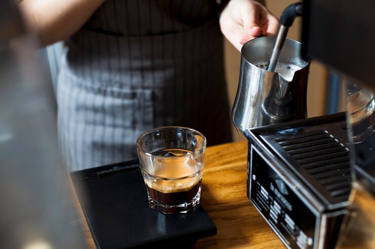ترکیب  6.5 تا 7.5 گرم قهوه با درجه آسیاب ریز با 30 تا 60 میلی‌لیتر آب جوش اسپرسو را می‌سازد. 