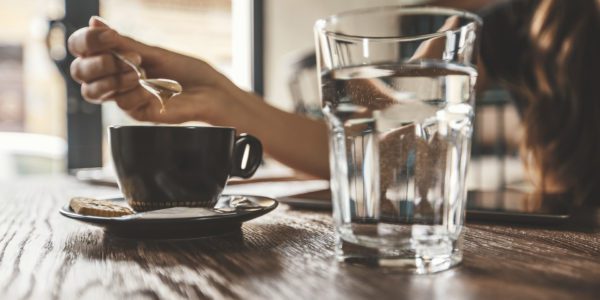 پاک‌سازی کام برای نوشیدن قهوه
