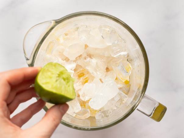 اضافه کردن آبلیموی تازه به پیناکلادا