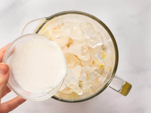 افزودن شیر نارگیل به ترکیب اصلی پیناکلادا